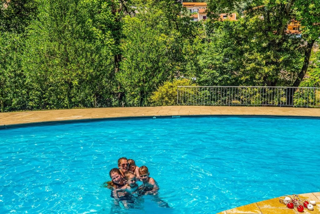 The kids playing in the pool 